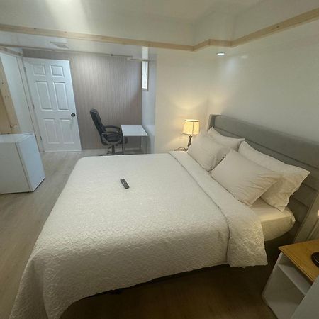 Private Entrance, Private Bathroom, Bedroom And Workspace Ottawa Eksteriør billede