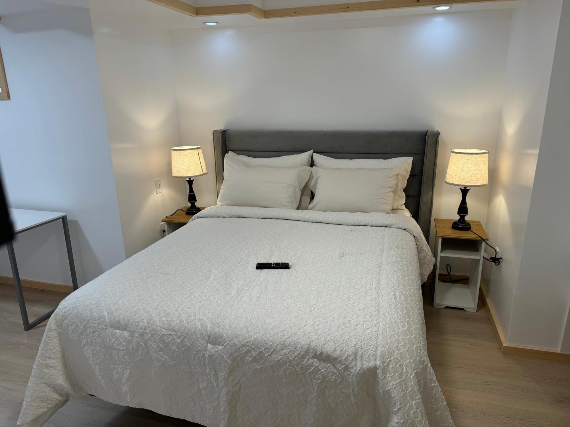 Private Entrance, Private Bathroom, Bedroom And Workspace Ottawa Eksteriør billede