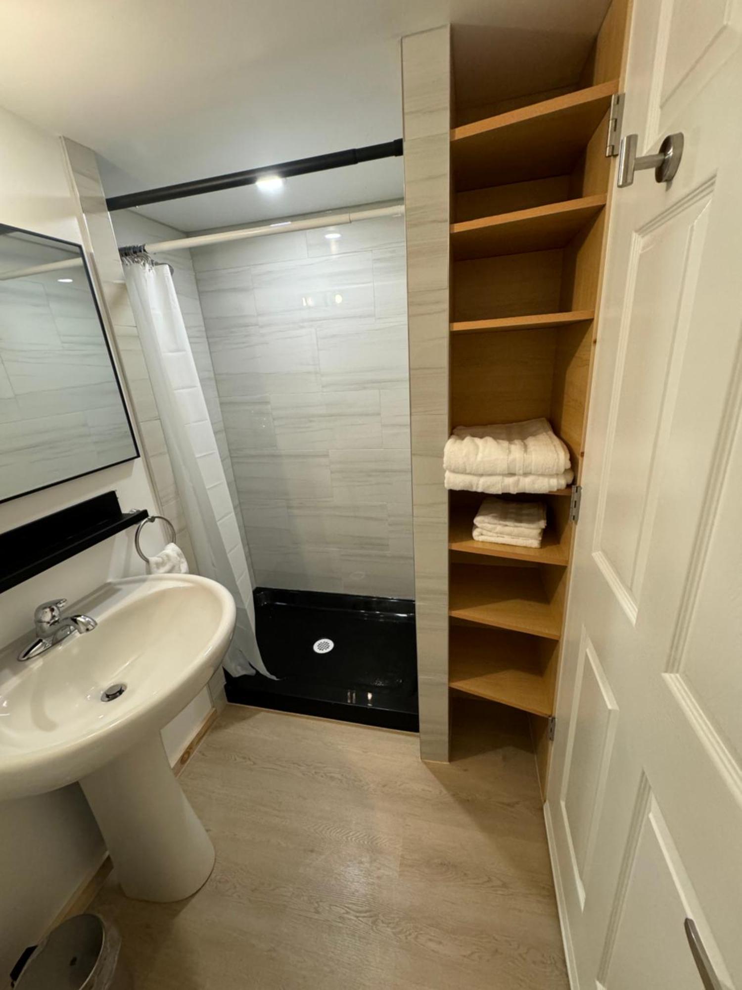 Private Entrance, Private Bathroom, Bedroom And Workspace Ottawa Eksteriør billede